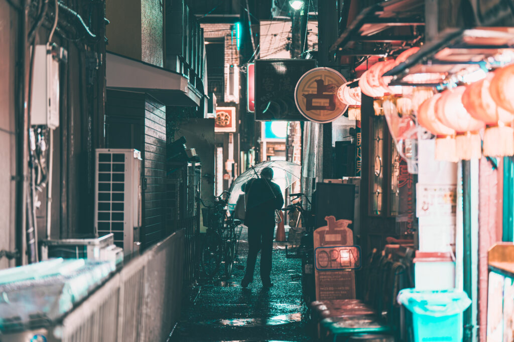 路地裏でバックをまさぐる男性