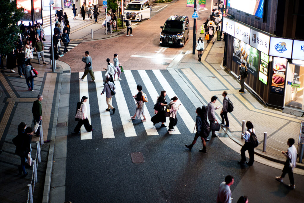 横断歩道を渡る人々