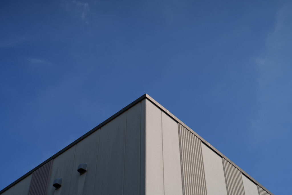 青空と建物の角