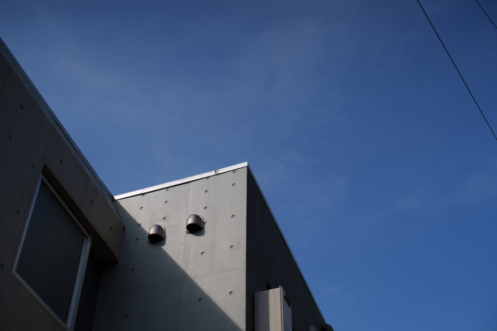 青空と建物の角