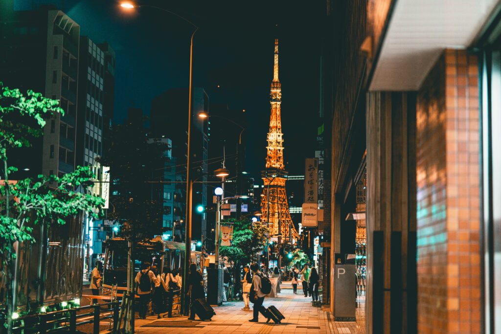 イベント終わりの人だかりにそびえたつ東京タワー