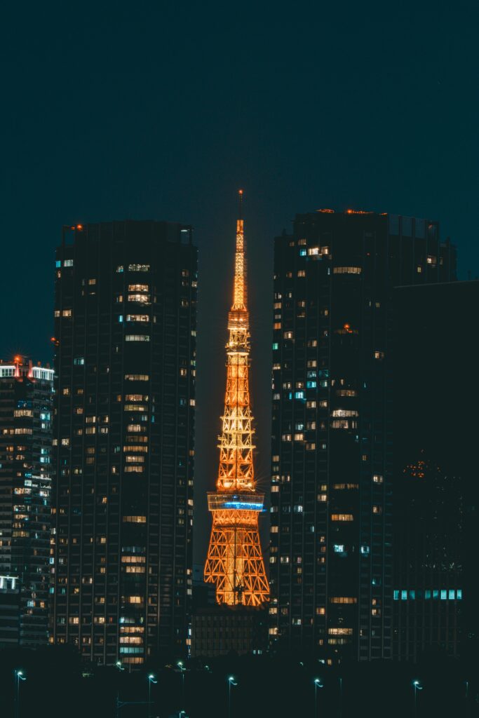 ビルの隙間に現れる東京タワー