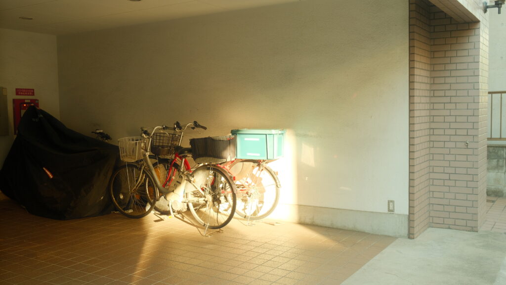 自転車に差し込む西日