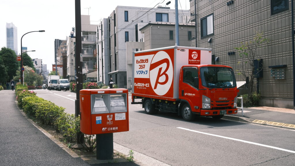 赤いビックカメラのトラックとポスト