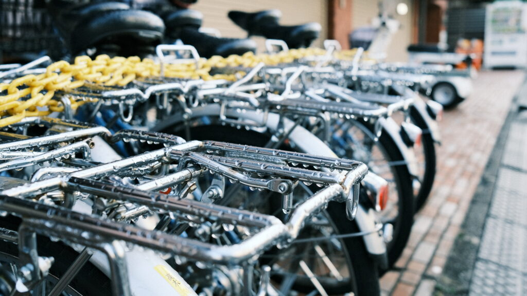 濡れた自転車の荷台