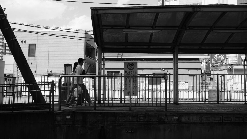 駅舎を歩く男女