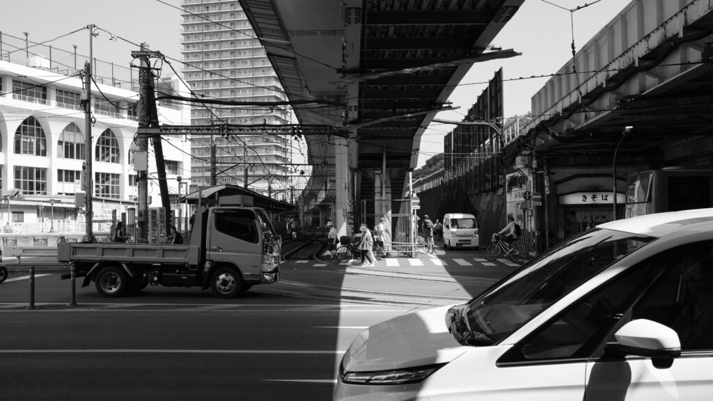モノクロ撮影した車道