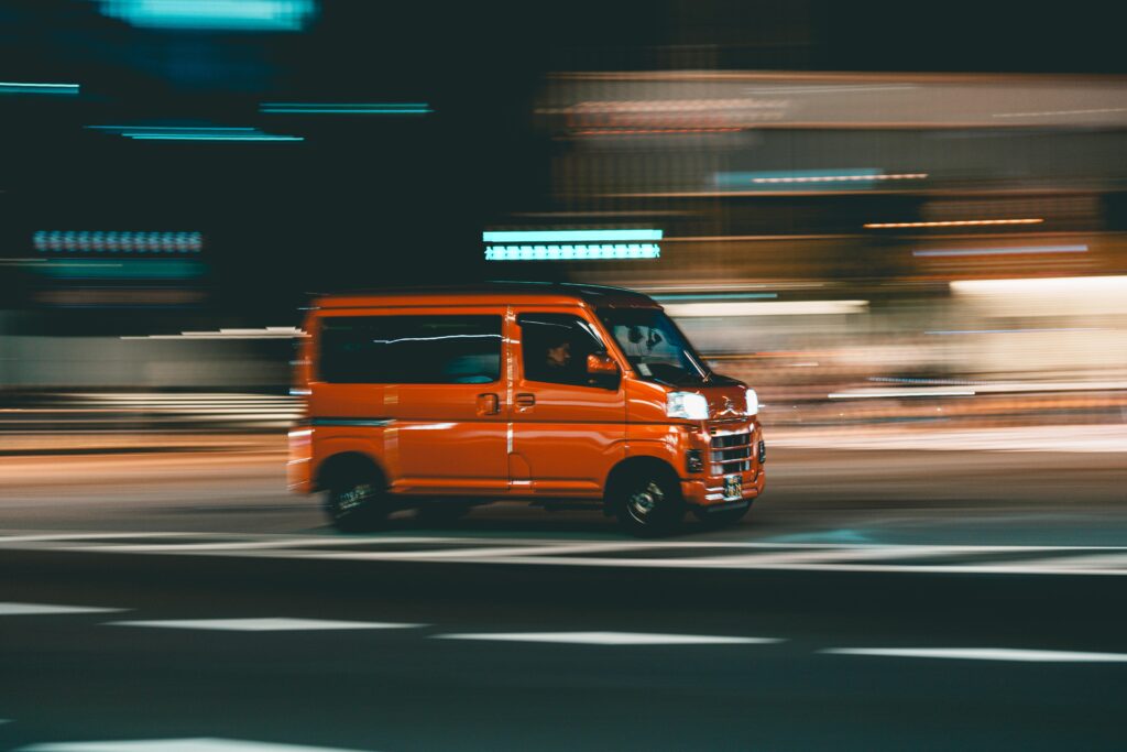 疾走する郵便局の赤い車