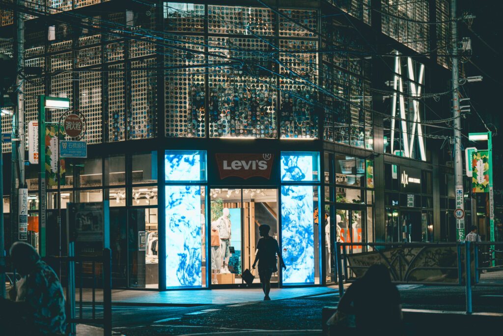 LEVI'Sを背景にした男性のシルエット