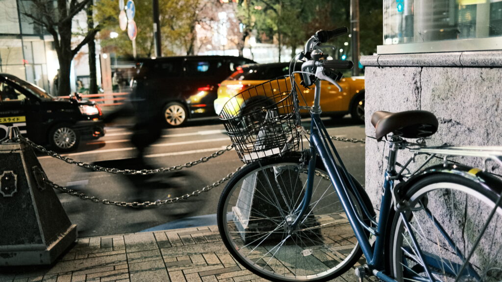 街灯が反射する自転車
