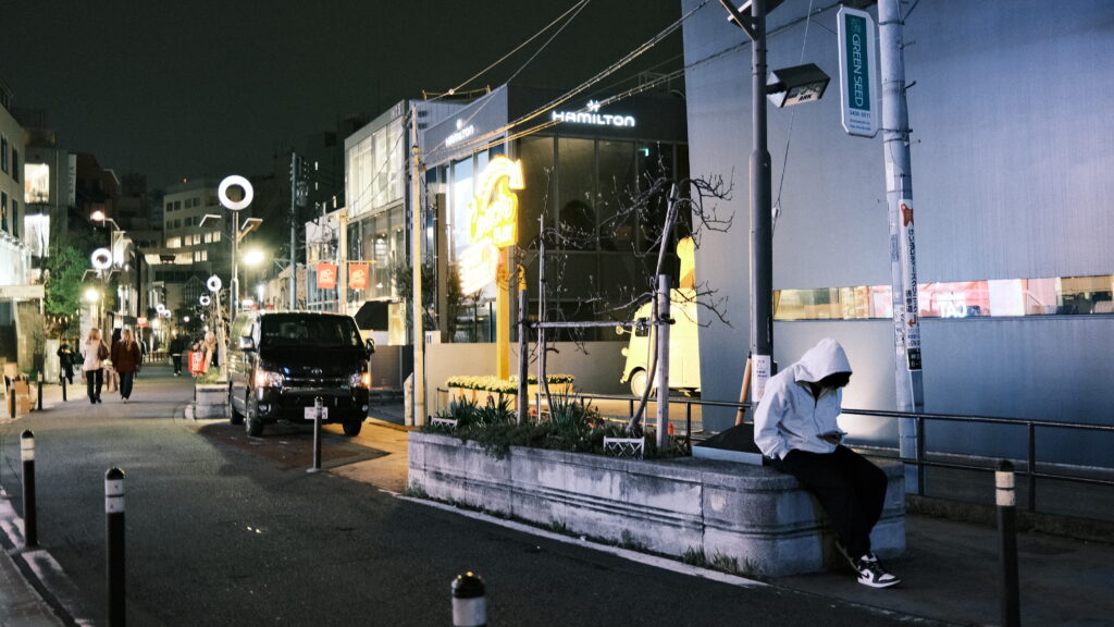 キャットストリートに座る男性