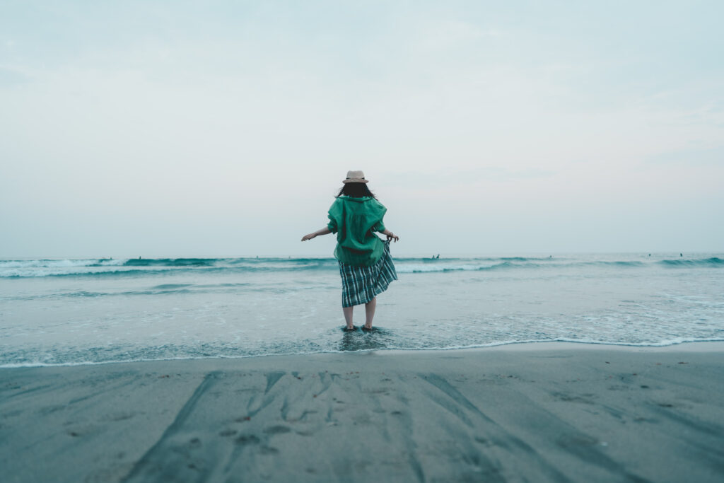 海を背景にしたポートレート