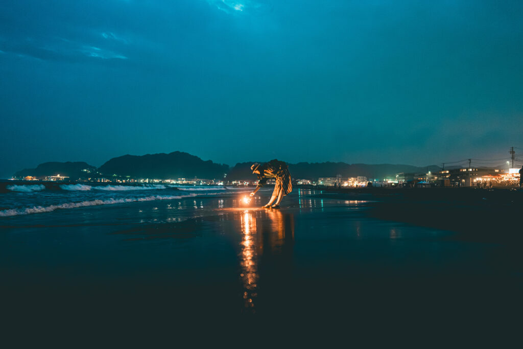 夜の海で手持ち花火ポートレート