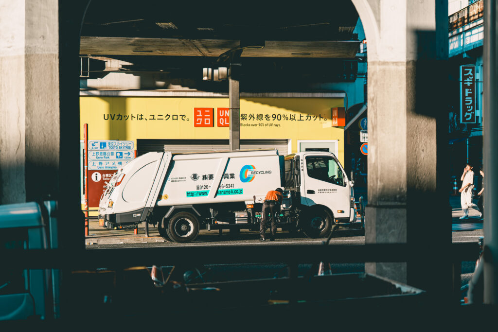 ごみ収集を始めた白い収集車