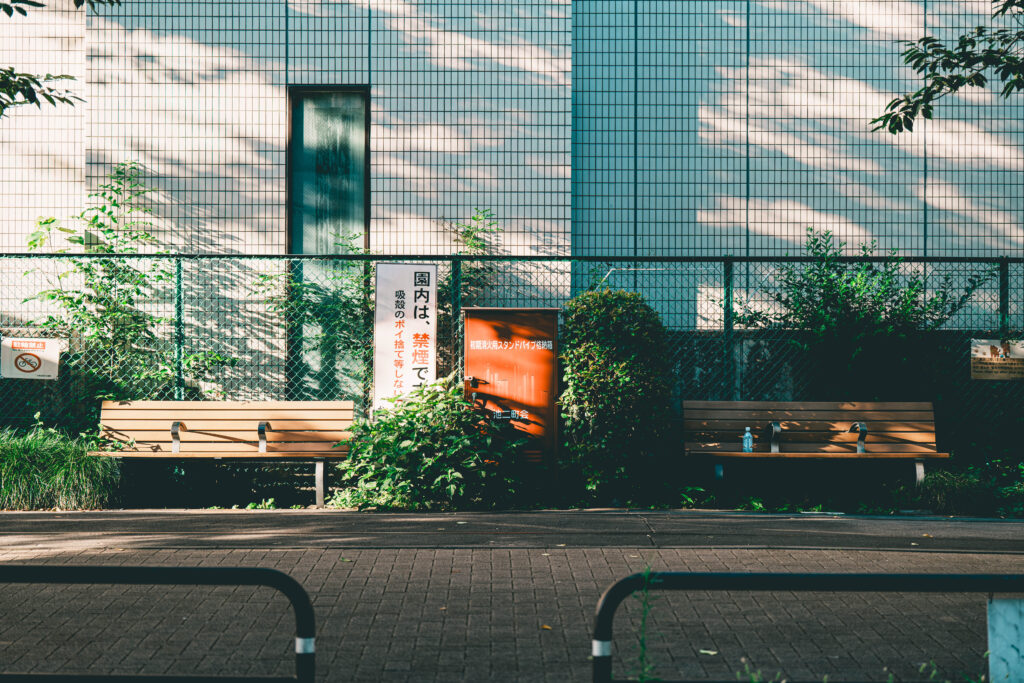 朝日が差し込む公園のベンチ