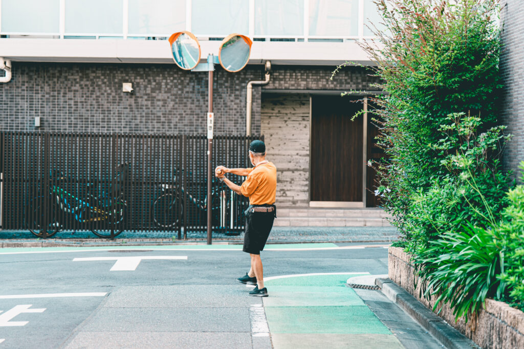 謎の動きをしながら歩くおじいさん