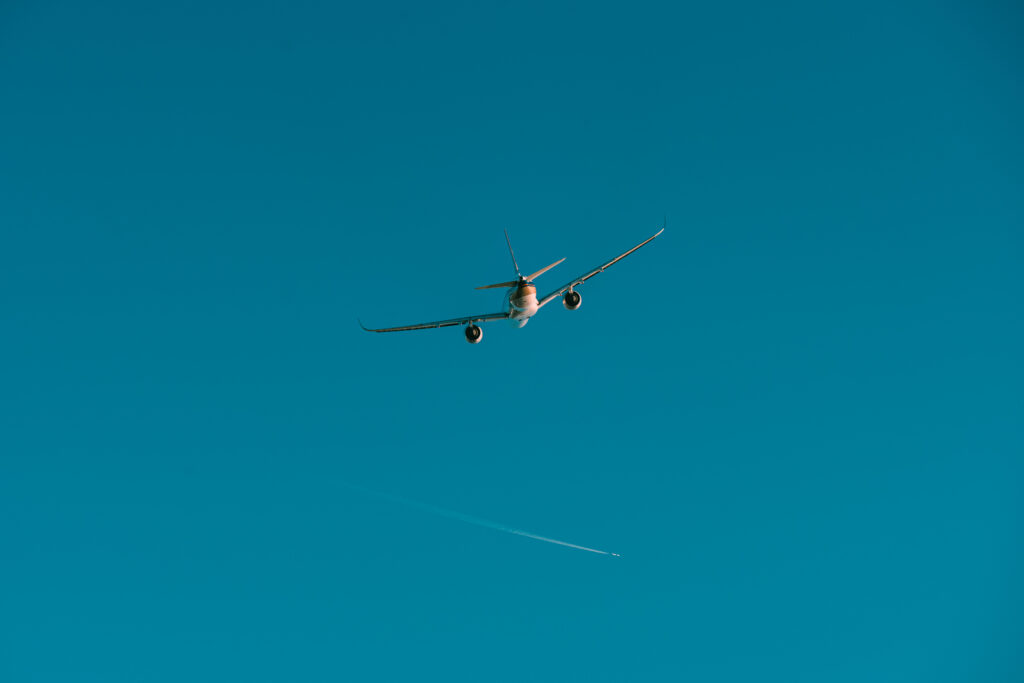 ひこうき雲と飛行機の後ろ姿