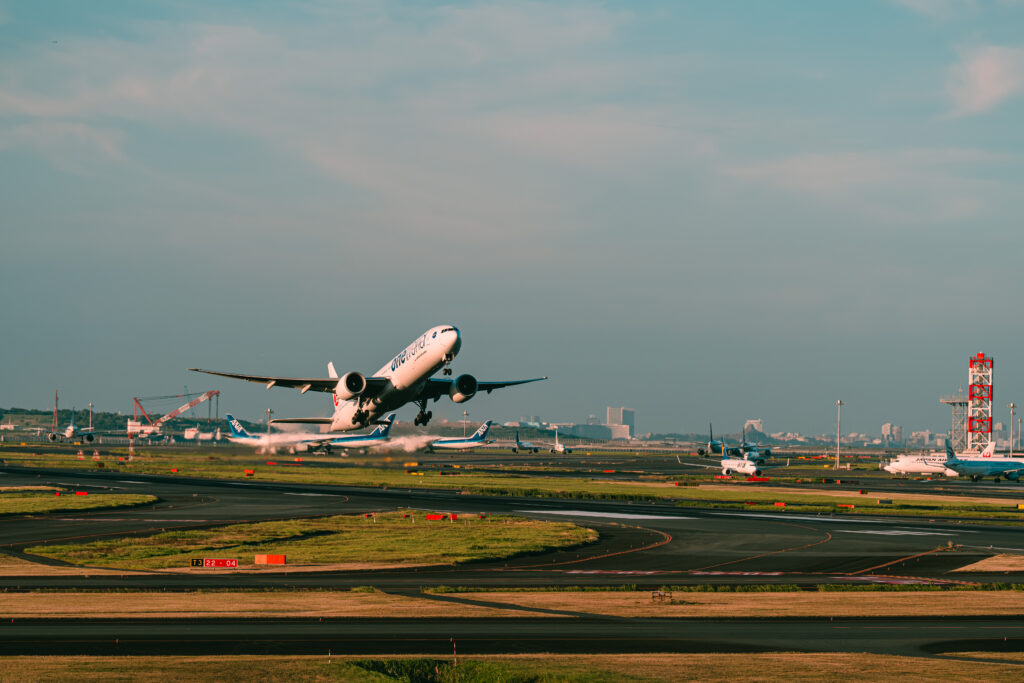 陽炎が見える離陸時の飛行機