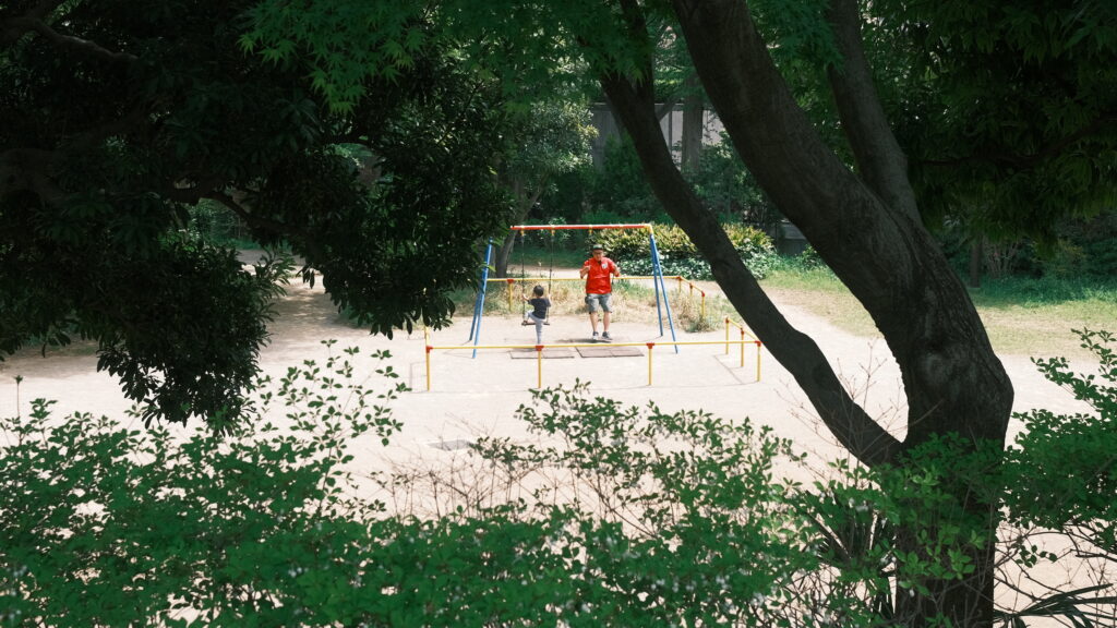 公園で遊ぶ親子