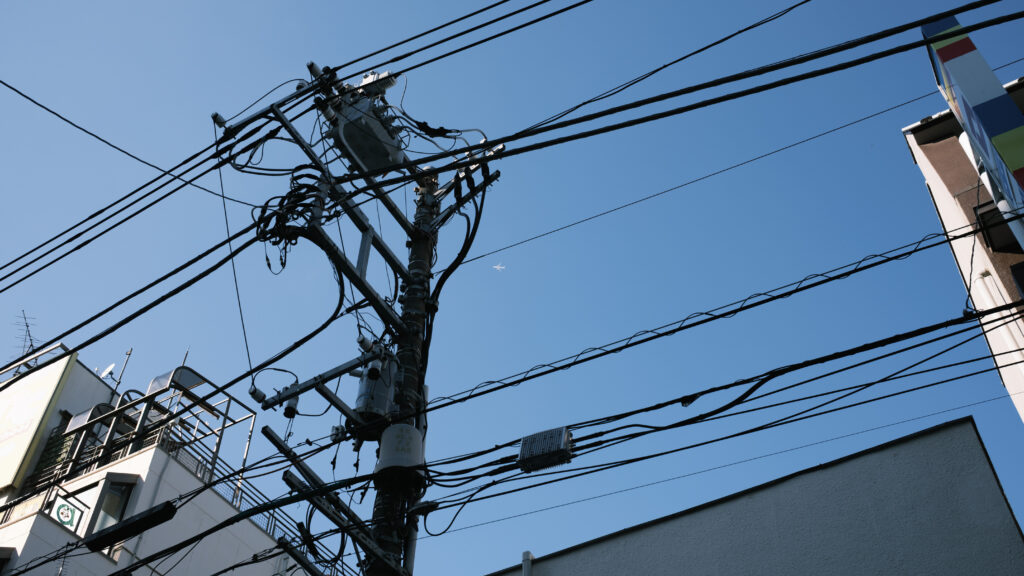 電線の隙間から見える飛行機