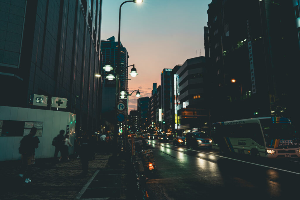 街のビル奥に映る夕焼け
