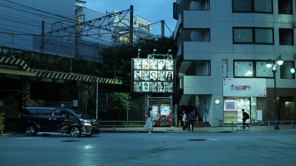 交差点と照らされる看板