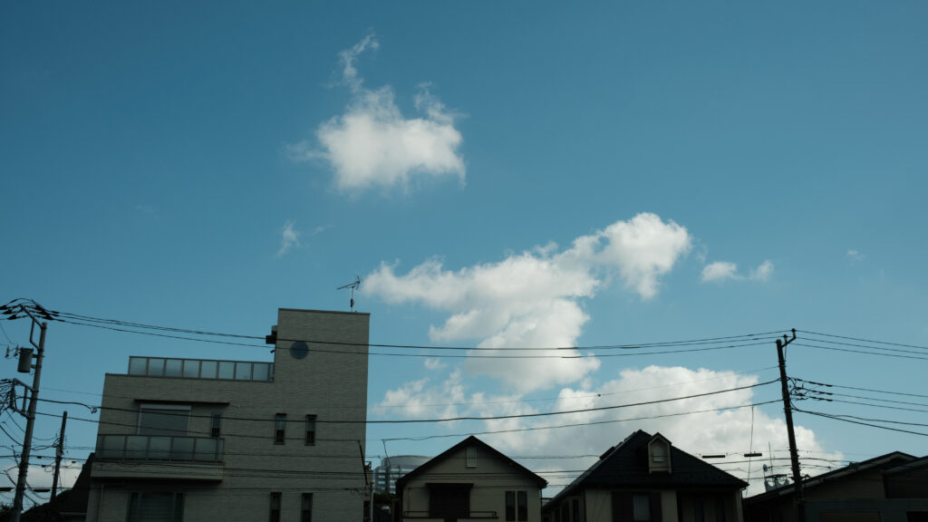 青空と住宅