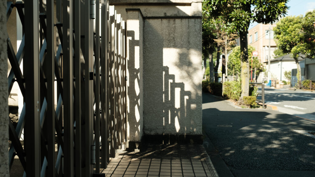 巣鴨のフェンスの影