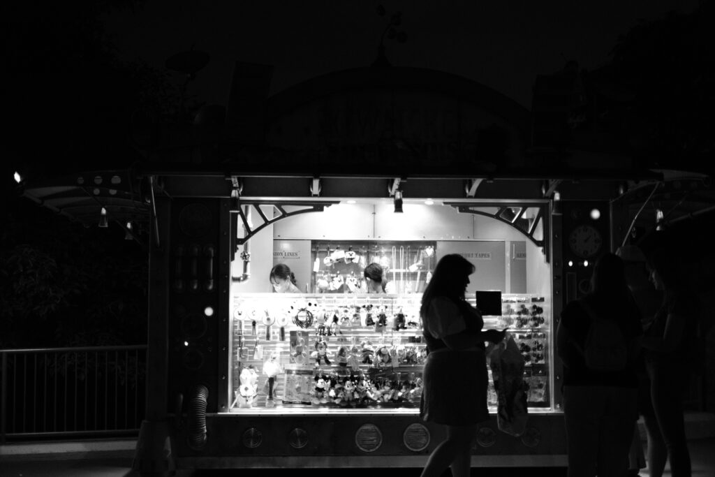 夜のグッズワゴン
