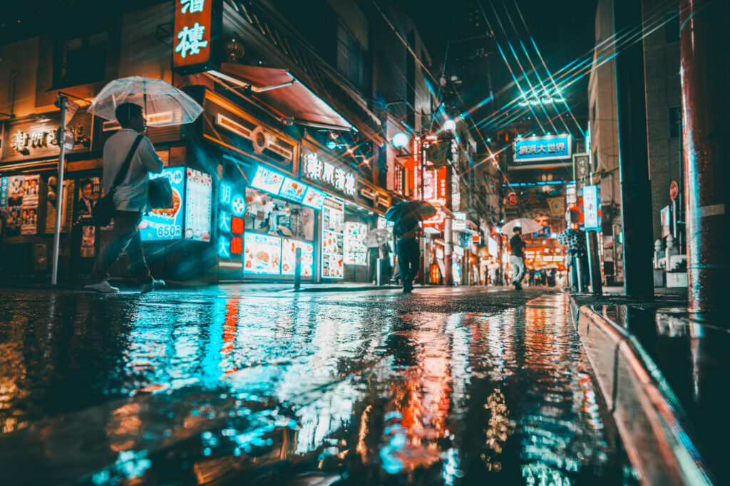 雨の水たまりに反射する中華街