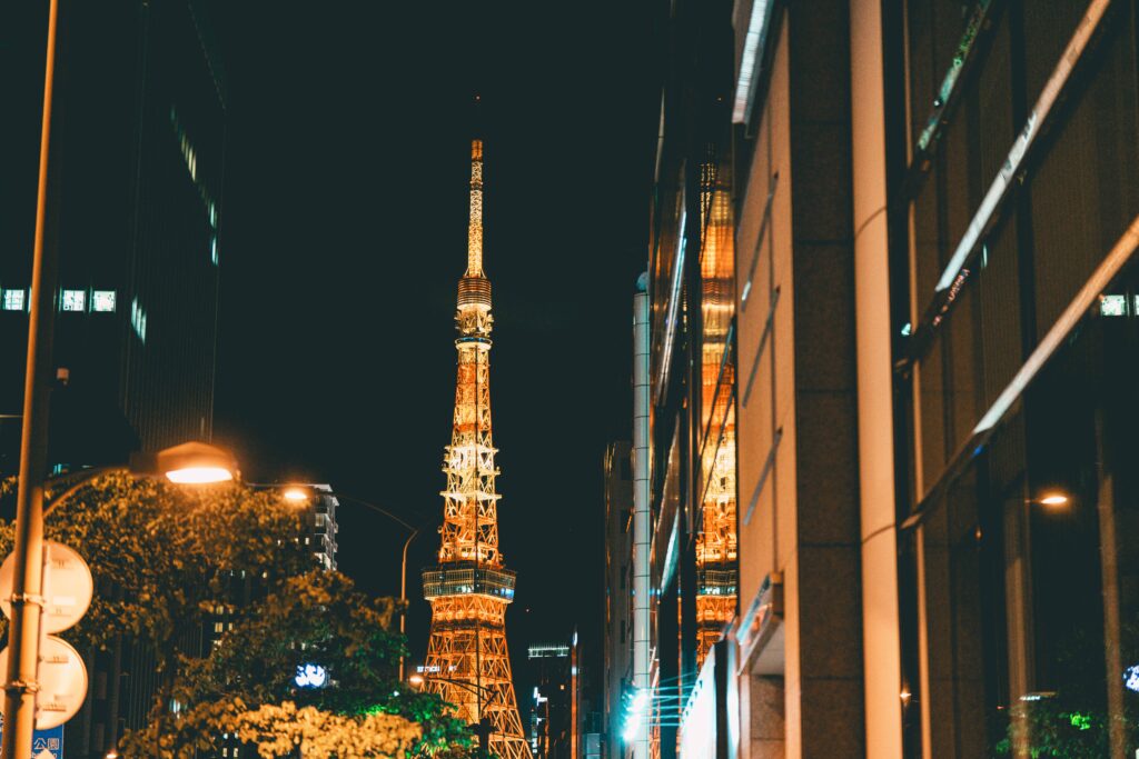 東京タワーが反射するビル