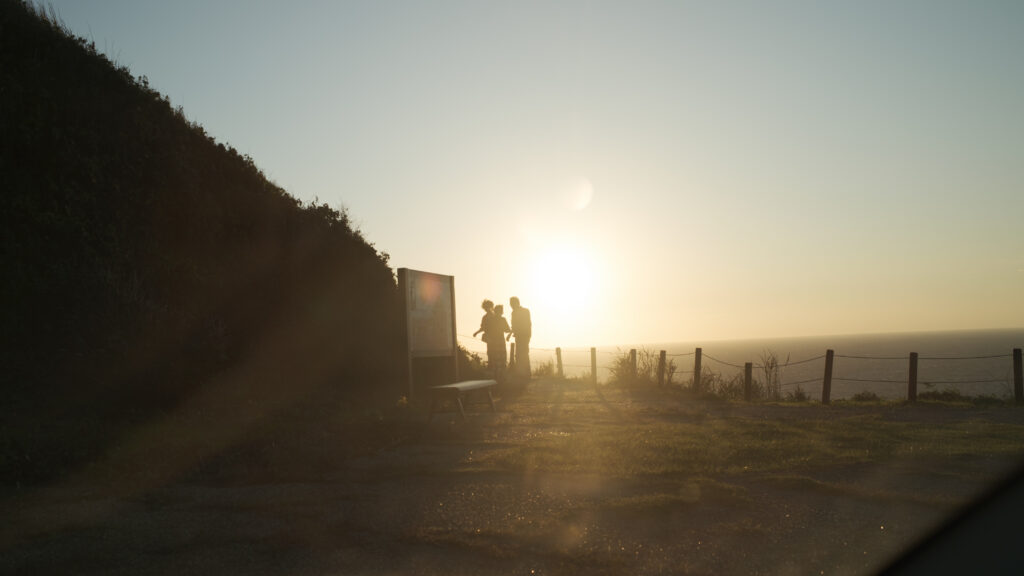 夕暮れと観光客