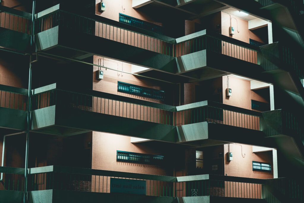 200mmで切り取るマンションの光