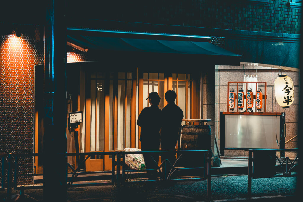 閉店作業をする男性たち