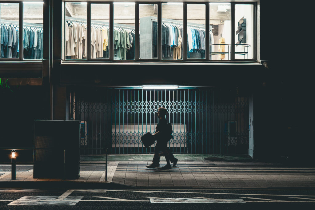 街灯でシルエットになる通行人