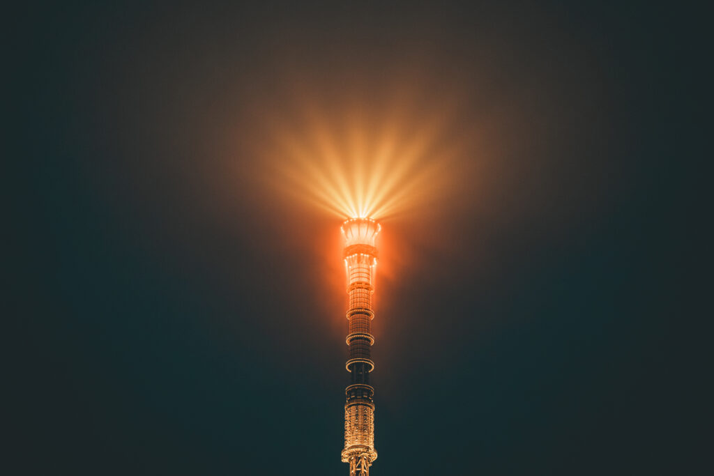 先端の光が雲で拡散している状態