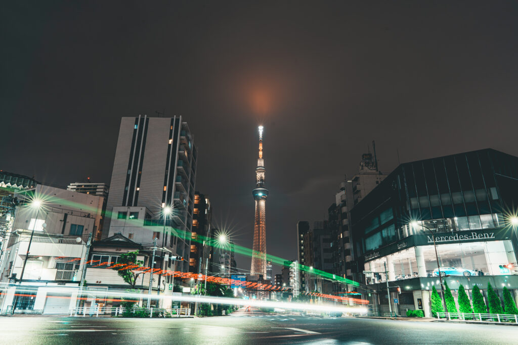 車の光跡が前景に写るスカイツリー