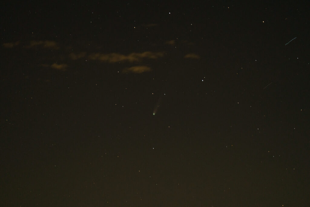 薄く光るレモン彗星