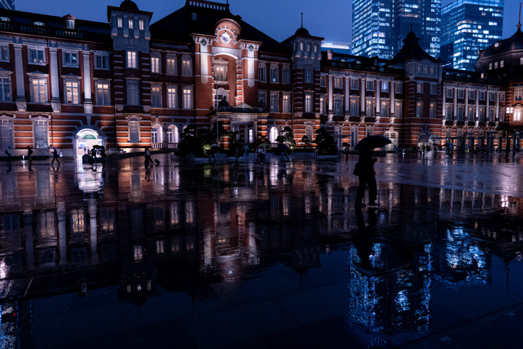 雨上がりで反射する東京駅