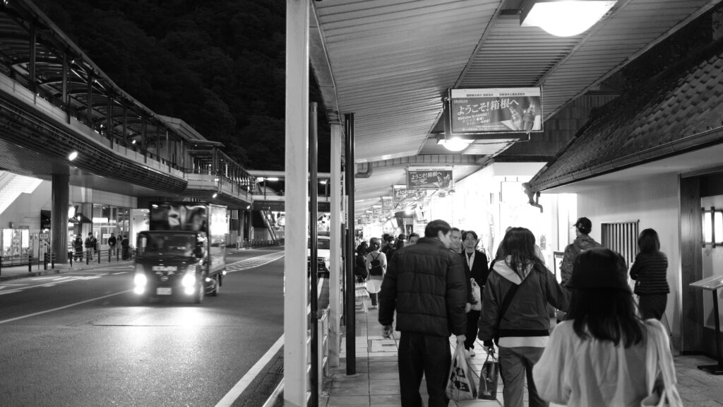 夜の箱根湯本駅前商店街