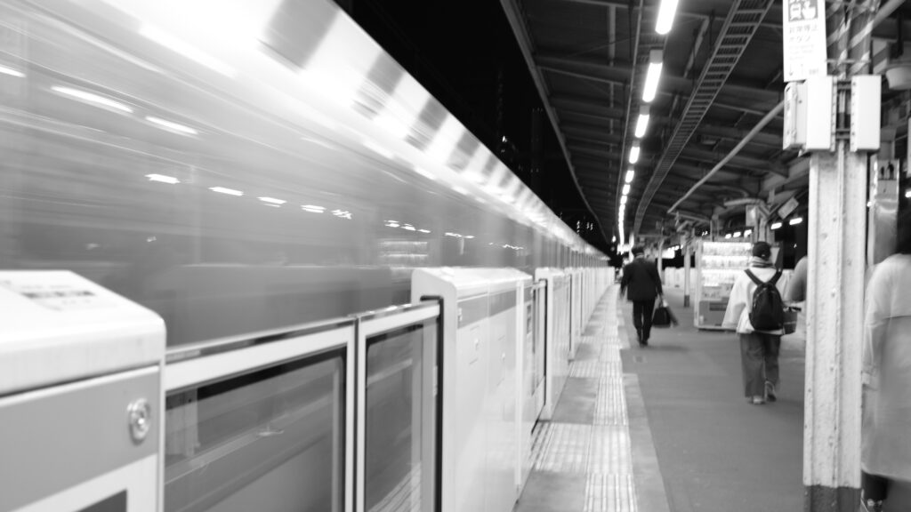 発射した電車と利用する人たち