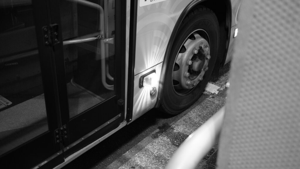 バスのハザードランプ