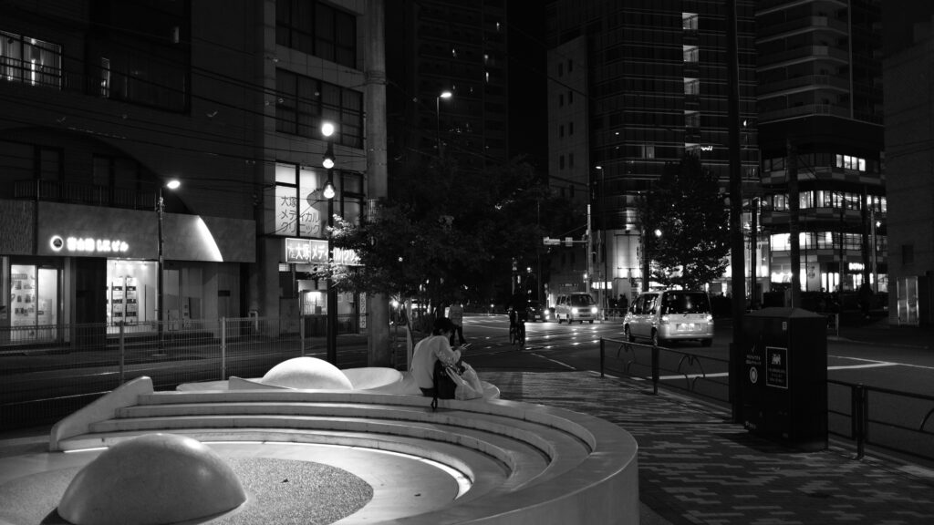 ベンチに座る男性