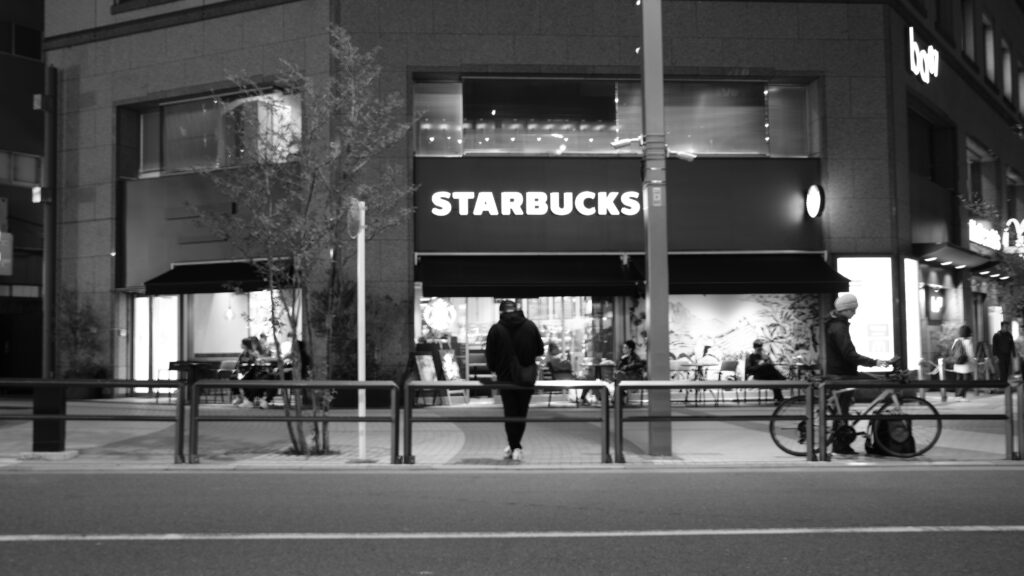 STARBUKS前で待つ男性のシルエット