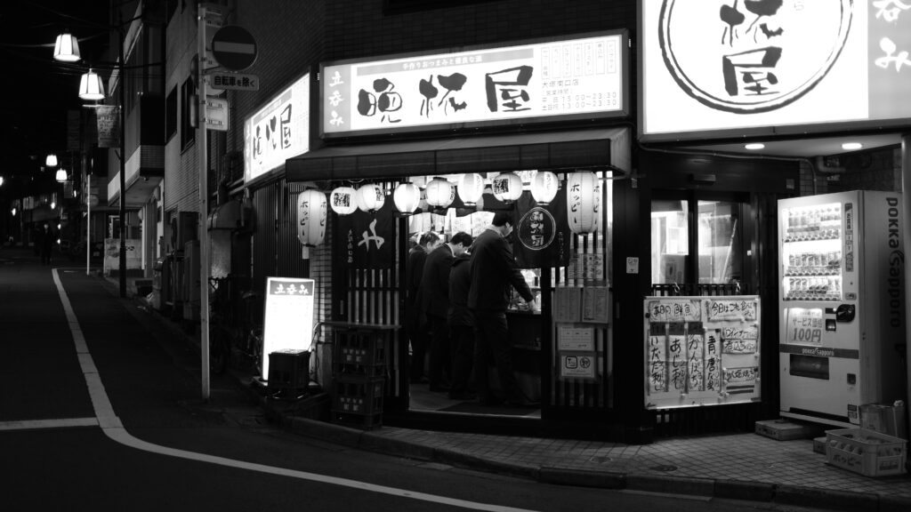 居酒屋で一杯やるサラリーマンたち