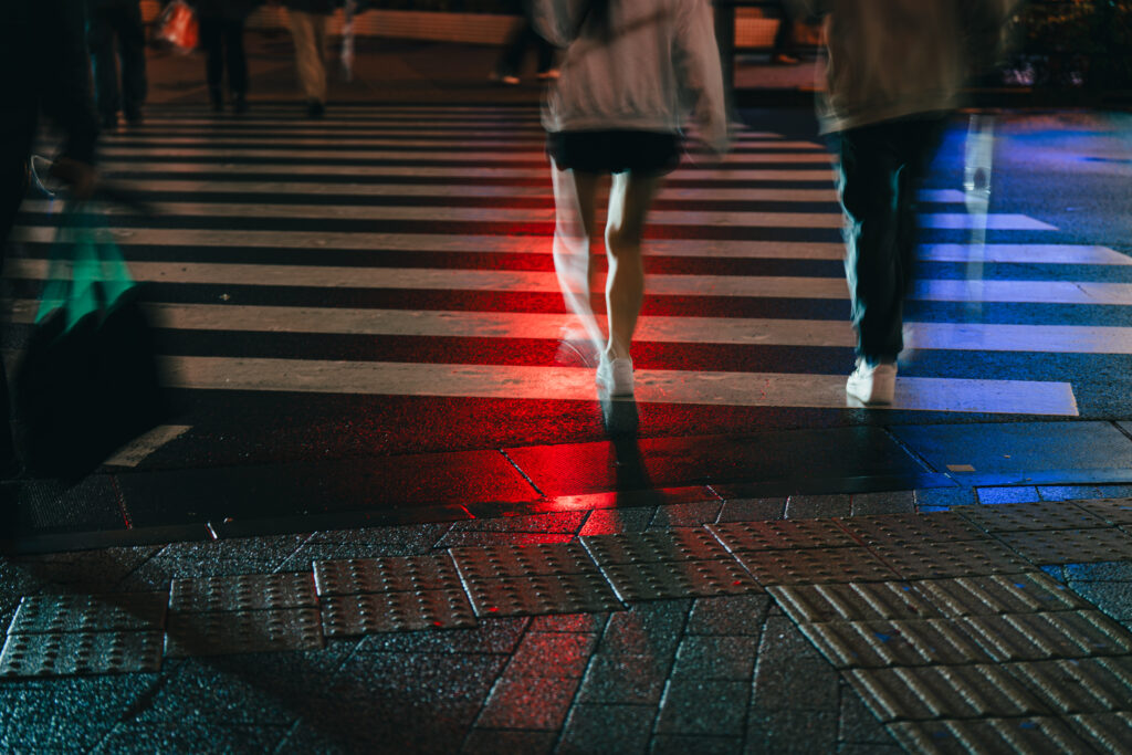 緑、赤、青が反射する横断歩道