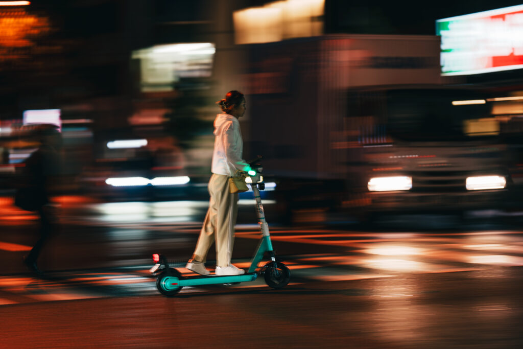 スローシャッターで撮るLUUPに乗る女性