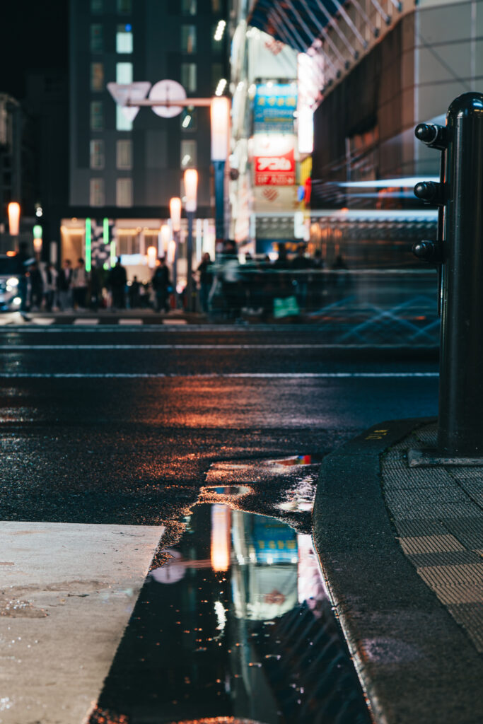 夜の光が反射する水たまり