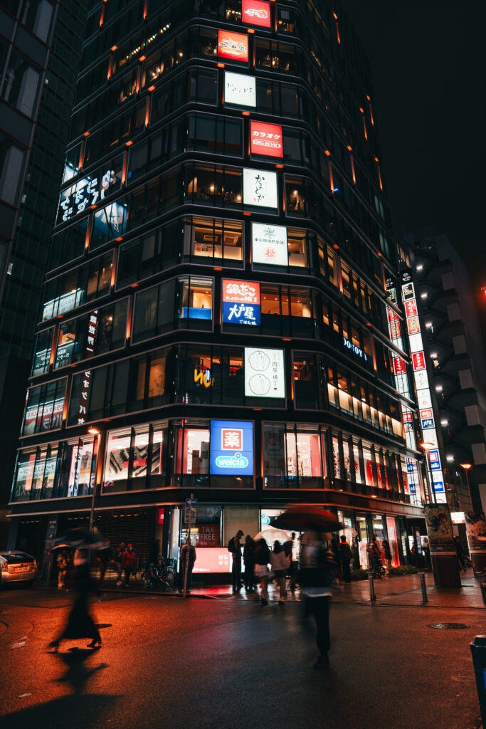 ダイナミックに見える秋葉原のビル