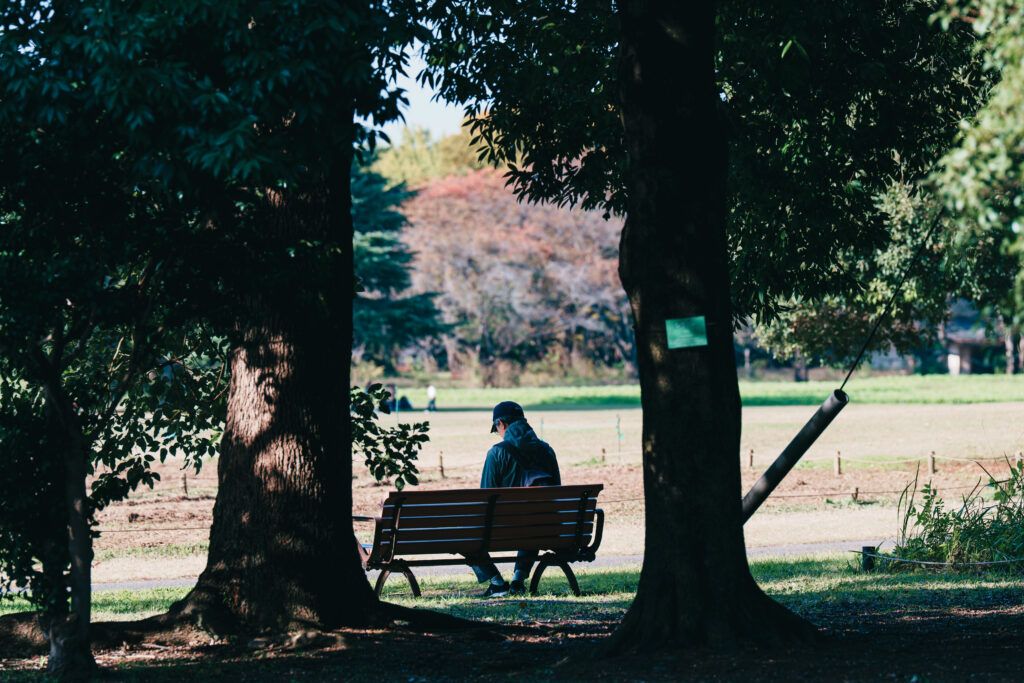 ベンチで休む女性